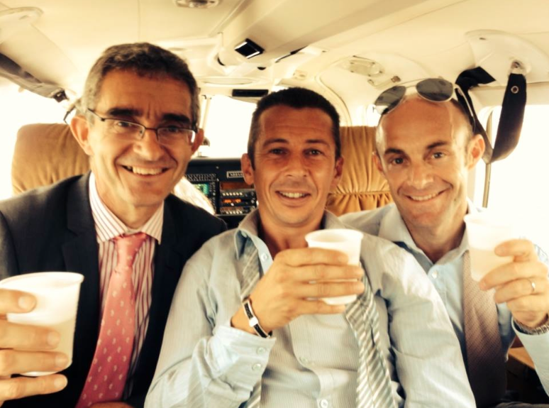 Philippe Sogorb au centre entouré d'Olivier Peslier et Thierry Delègue, courtier de Cheik Mohammed Bin Khalifa Al Thani sur le chemin du retour après la démonstration de Vorda. Santé! (Photo Facebook Philippe Sogorb)