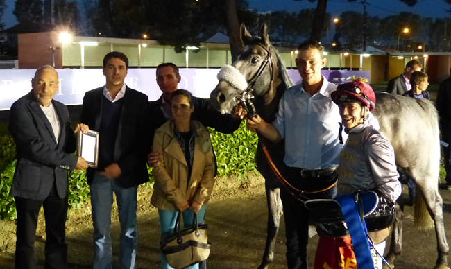 Nicolas de Watrigant représentant Al Shaqab Racing, Thomas Fourcy (à lz droite de Mister Ginoux) et Julien Augé reçoivent les trophées de la part d'Yves Plantin, Président de l'AFAC